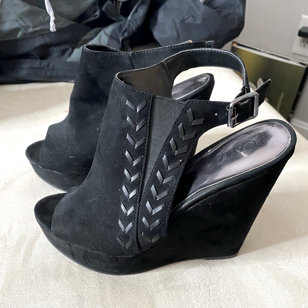 Carlos Santana black wedge 9